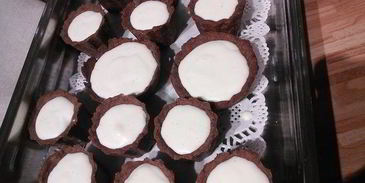 шоколадные тарталетки с панна коттой и клубникой