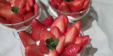 шоколадные тарталетки с панна коттой и клубникой