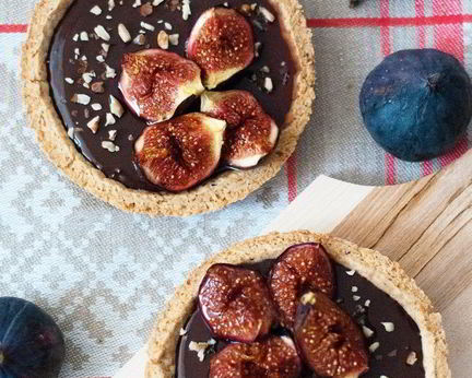 Тарталетки из орехового теста с ганашем и инжиром