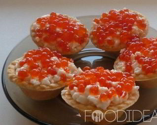 Тарталетки с икрой и креветками