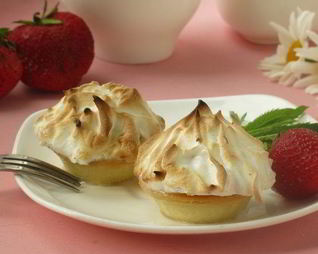 Тарталетки с клубникой и мороженым на гриле