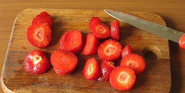 тарталетки с клубникой и мороженым на гриле