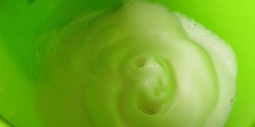 тарталетки с клубникой и мороженым на гриле