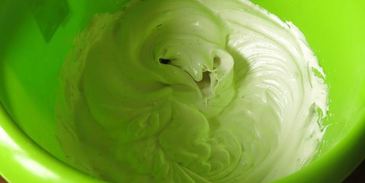 тарталетки с клубникой и мороженым на гриле