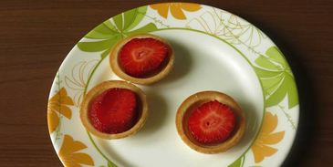 тарталетки с клубникой и мороженым на гриле