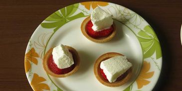 тарталетки с клубникой и мороженым на гриле