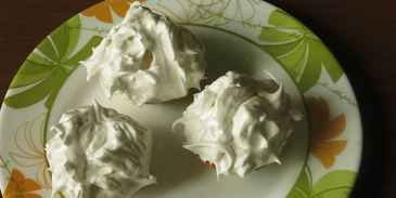 тарталетки с клубникой и мороженым на гриле