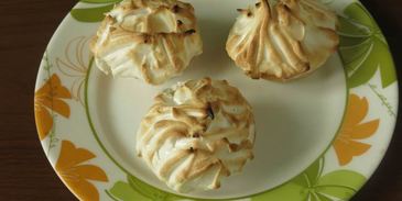 тарталетки с клубникой и мороженым на гриле