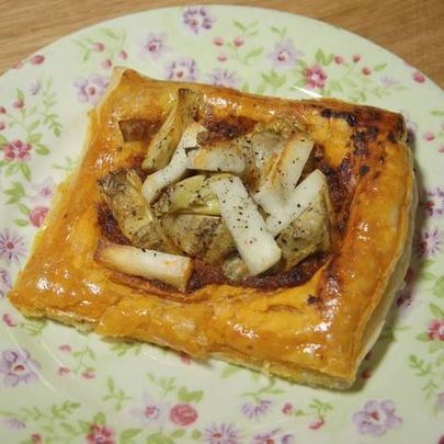 Тарталетки с козьим сыром, артишоками и соусом песто