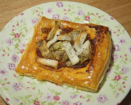 Тарталетки с козьим сыром, артишоками и соусом песто