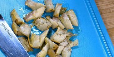 тарталетки с козьим сыром, артишоками и соусом песто