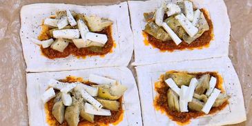 тарталетки с козьим сыром, артишоками и соусом песто