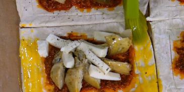 тарталетки с козьим сыром, артишоками и соусом песто