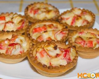 Тарталетки с крабовыми палочками и сыром