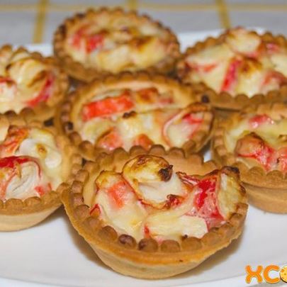 Тарталетки с крабовыми палочками и сыром