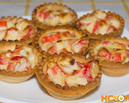 Тарталетки с крабовыми палочками и сыром