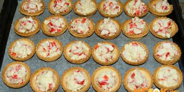 тарталетки с крабовыми палочками и сыром