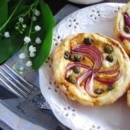 Рецепт Тарталеток с красным луком и сырным соусом