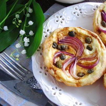 Тарталетки с красным луком и сырным соусом