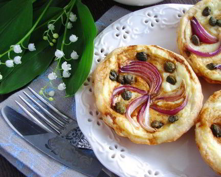 Тарталетки с красным луком и сырным соусом