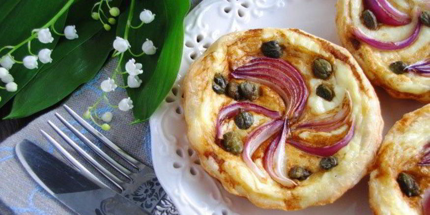 Рецепт тарталеток с красным луком и сырным соусом