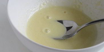 тарталетки с красным луком и сырным соусом