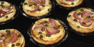 тарталетки с красным луком и сырным соусом
