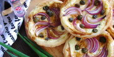 тарталетки с красным луком и сырным соусом