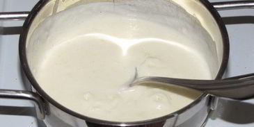 тарталетки с красным луком и сырным соусом