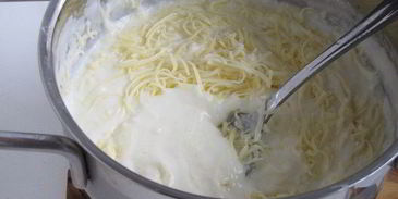 тарталетки с красным луком и сырным соусом