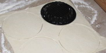 тарталетки с красным луком и сырным соусом