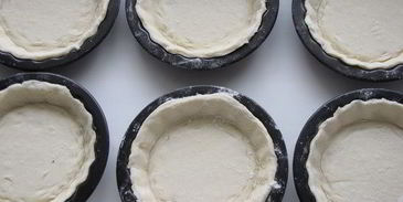 тарталетки с красным луком и сырным соусом