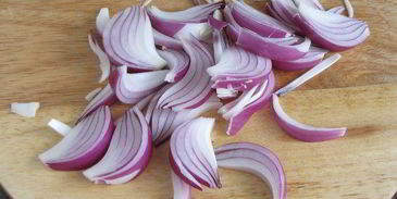 тарталетки с красным луком и сырным соусом