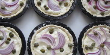 тарталетки с красным луком и сырным соусом