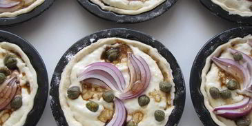 тарталетки с красным луком и сырным соусом