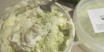 тарталетки с креветками и авокадо