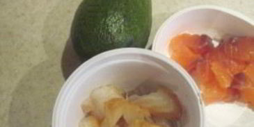 тарталетки с креветками и авокадо