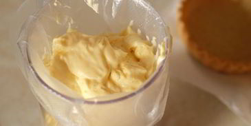 тарталетки с лимонно-лаймовым кремом и меренгой