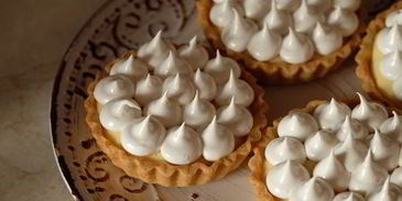 тарталетки с лимонно-лаймовым кремом и меренгой