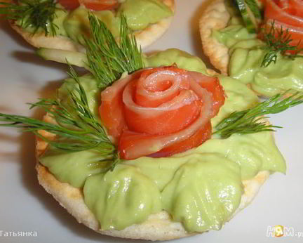 Тарталетки с муссом из авокадо и форелью