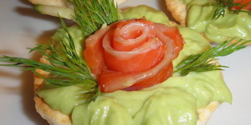 Рецепт тарталеток с муссом из авокадо и форелью