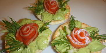 тарталетки с муссом из авокадо и форелью