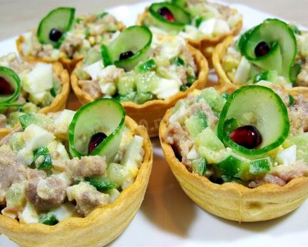 Тарталетки с печенью трески и огурцом