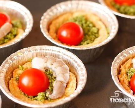 Тарталетки с песто и креветками