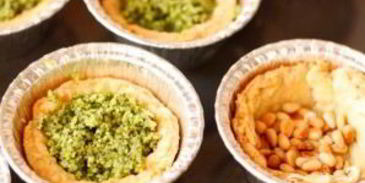 тарталетки с песто и креветками