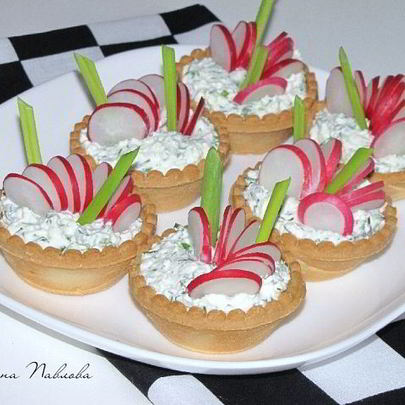 Тарталетки с редисом на творожной подушке