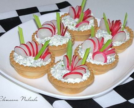 Тарталетки с редисом на творожной подушке