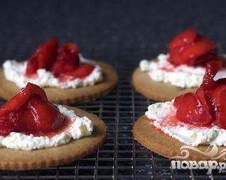 Тарталетки с рикоттой и клубникой