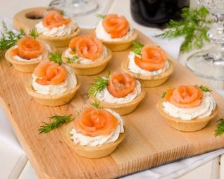 Тарталетки с семгой и сыром