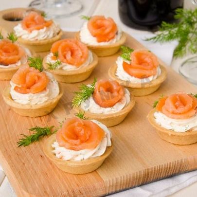 Тарталетки с семгой и сыром